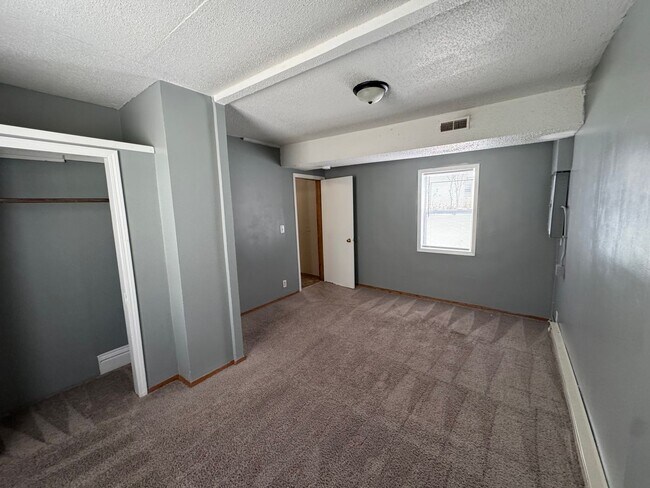Building Photo - New!! Main Level 2 Bedroom in St Paul Duplex!!