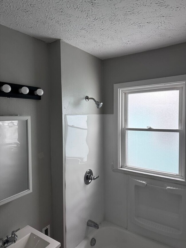 Foto del edificio - 10707 Hampden Ave