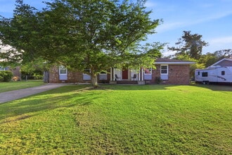 Building Photo - 607 Oakwood Ave