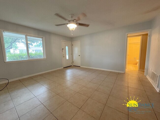 Building Photo - Nice 2 Bedroom Home in Shalimar