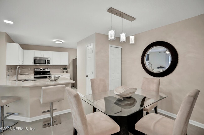 Building Photo - 13715 Richmond Park Dr N