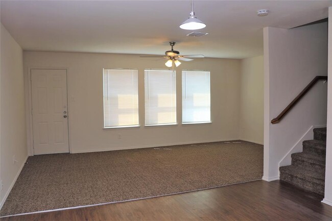Building Photo - 2318 Kingsway Dr