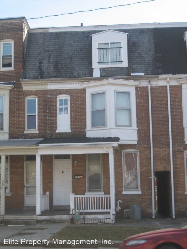 Primary Photo - 5 br, 1 bath House - 252 W. Cottage Pl.