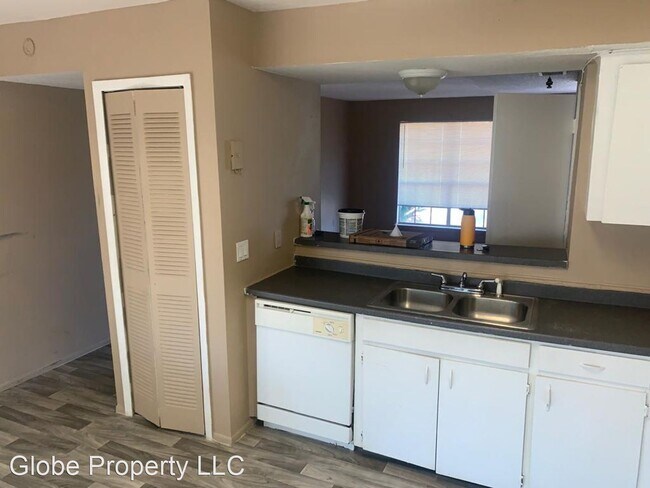 Building Photo - 2 br, 1.5 bath House - 3116 Windover Ave, #2C