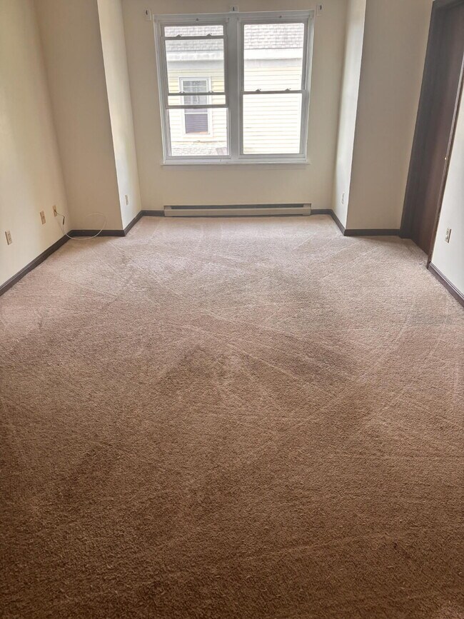 Foto del edificio - No more commute! Large 2 unit with parking - walk to downtown and BIW.