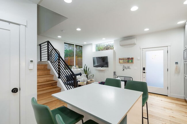 Building Photo - 71D W Dravus St