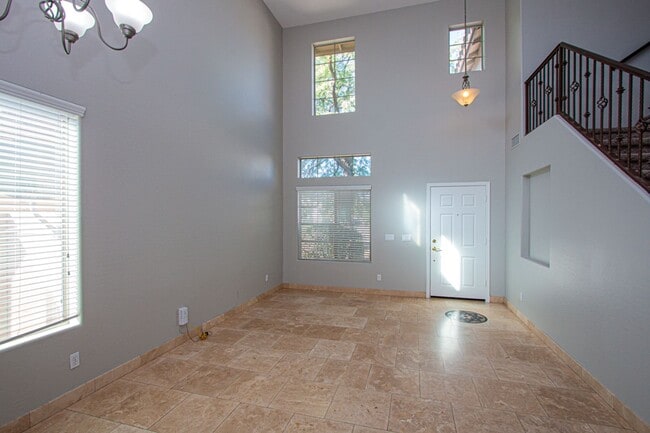 Building Photo - Welcome to this stunning 4 bedroom, 2.5 ba...