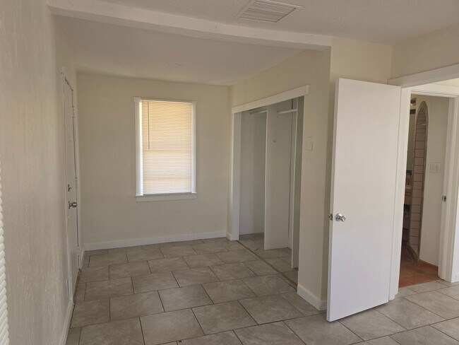 Foto del edificio - A quaint home offering a convenient location within walking distance to downtown Wickenburg