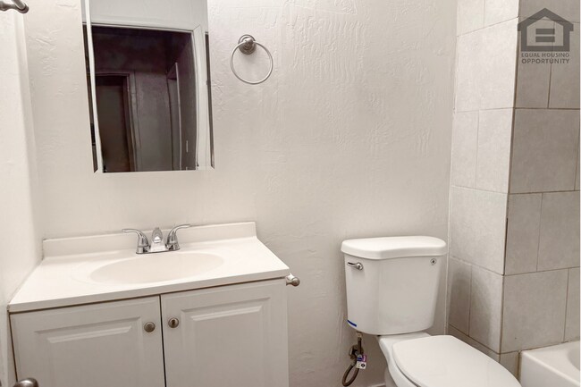 Building Photo - 903