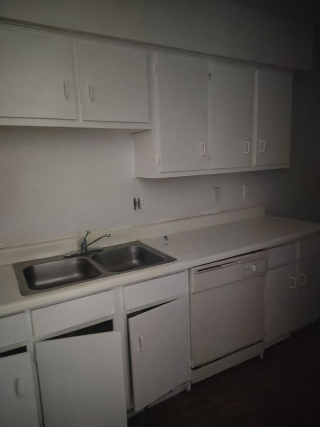 Building Photo - 5625 Antoine Dr