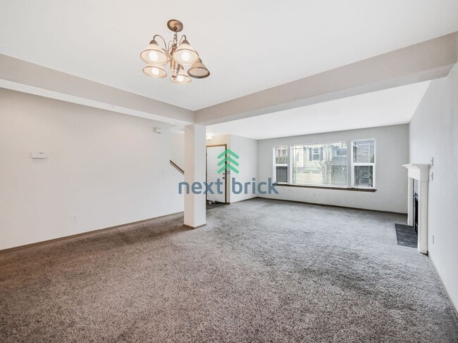 Building Photo - 4 Bed and 2.5 Bath Single-family Home Avai...