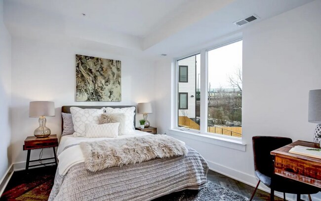 Building Photo - 1001 Bryant St NE