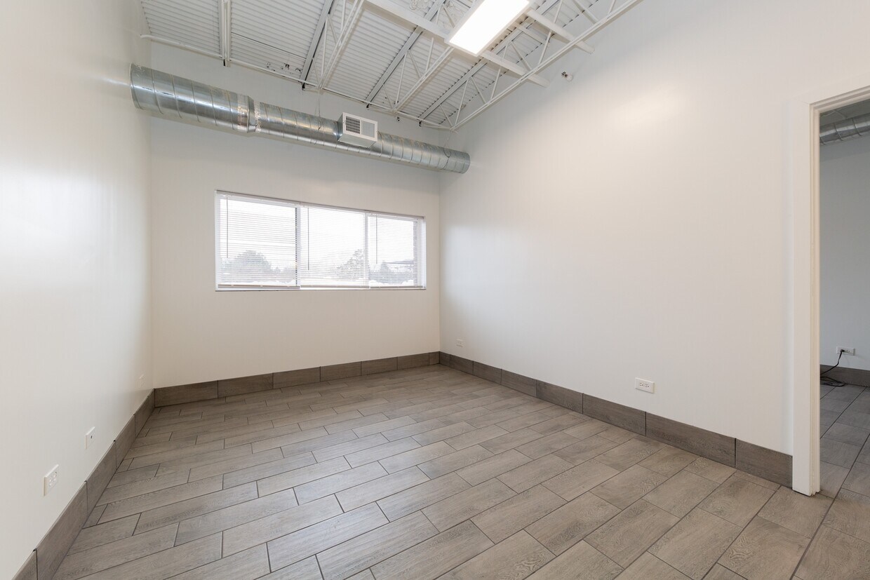 Building Photo - 460 Coventry Ln