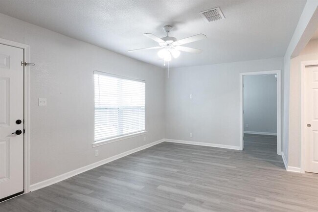 Building Photo - 1445 Hillview Ave