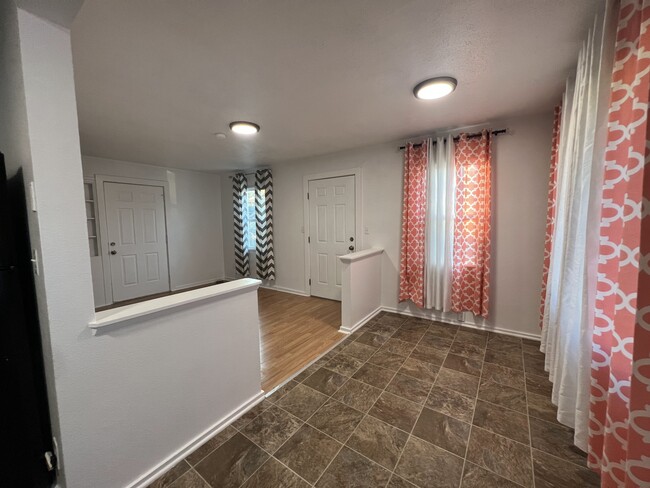 Dining area - 904 Hewitt Ave