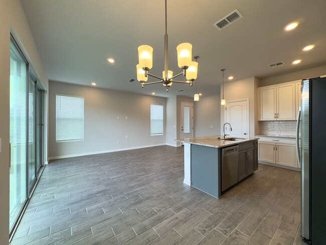 Building Photo - 4 Bedroom, 3 Bath Corner Unit Town Home in...