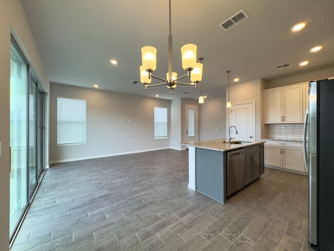 Foto del edificio - 4 Bedroom, 3 Bath Corner Unit Town Home in...