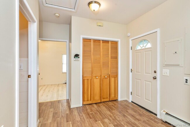 Building Photo - 4 Brooktree Ct