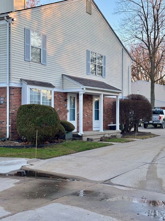 Foto del edificio - Beautiful 2 bedroom upper condo with 1 car garage, Harrison Township