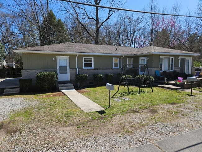Building Photo - Recently Remodeled Duplex