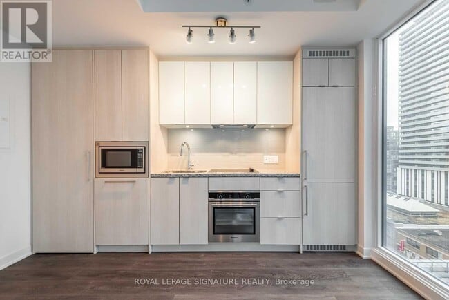 Building Photo - 115 Blue Jays Way