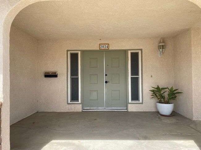 Building Photo - 3 Bedroom Home Apply today!!!