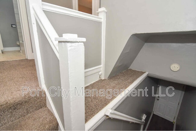 Photo - 5 S Wickham Rd House