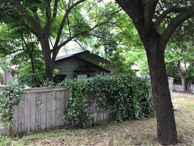 Building Photo - 705 Brownlee Cir