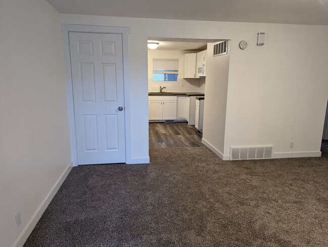 Foto del edificio - 2 bed 1 bath apartment