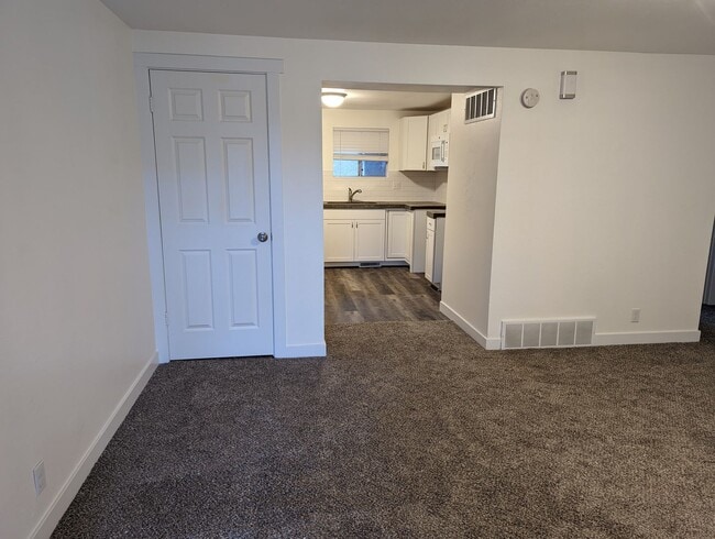 Building Photo - 2 bed 1 bath apartment