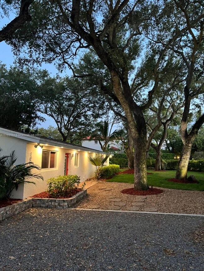 Foto del edificio - 16575 Old Cutler Rd