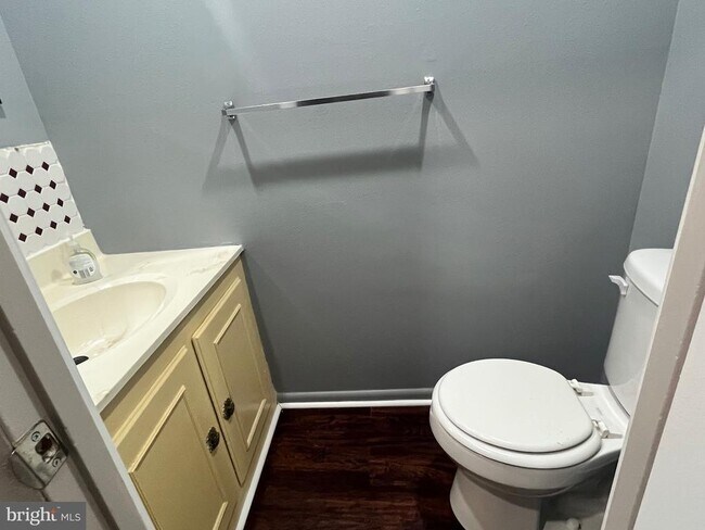 Building Photo - 32 Wayside Ct