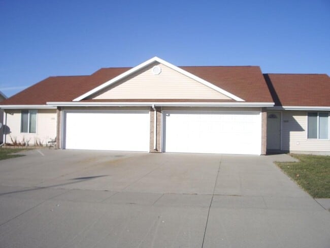 Building Photo - 2025 Vista View Dr