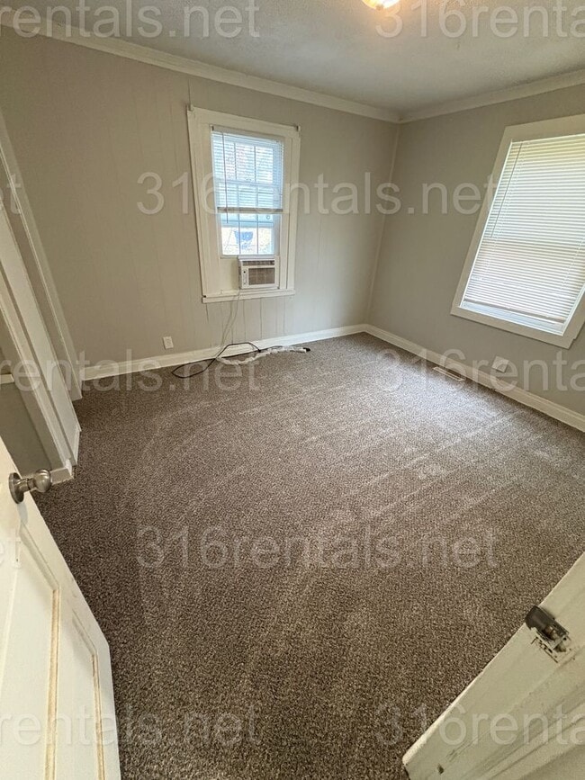Building Photo - $685 - 2 bedroom / 1 bathroom - Single Family Home