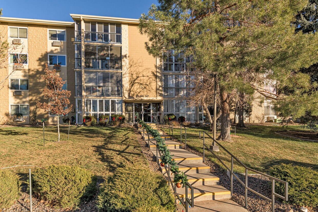 Foto principal - JUST LISTED: 2BDR/2BTH CONDO IN HEATHER GARDENS $2095 Available Oct. 1st