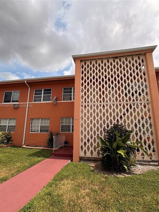 Foto del edificio - 3501 SW 10th St