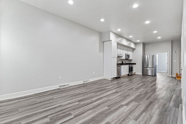 Building Photo - Southside Flats 4 Bed, 2.5 Bath w/ Bonus R...