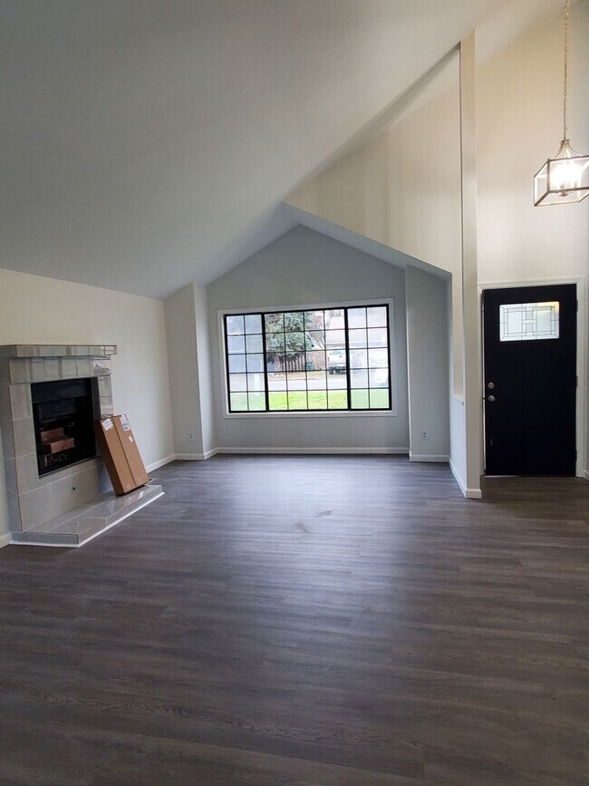 Foto del edificio - 3 bedroom - recently renovated home