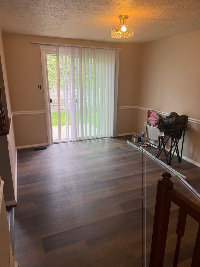 Comedor - 304 Sonnybrook Ct