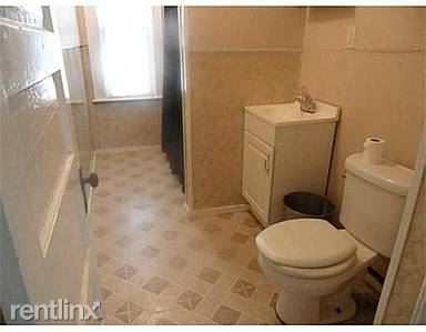 Building Photo - 3 br, 1 bath Apartment - 28 Vale St 1 Unit 1