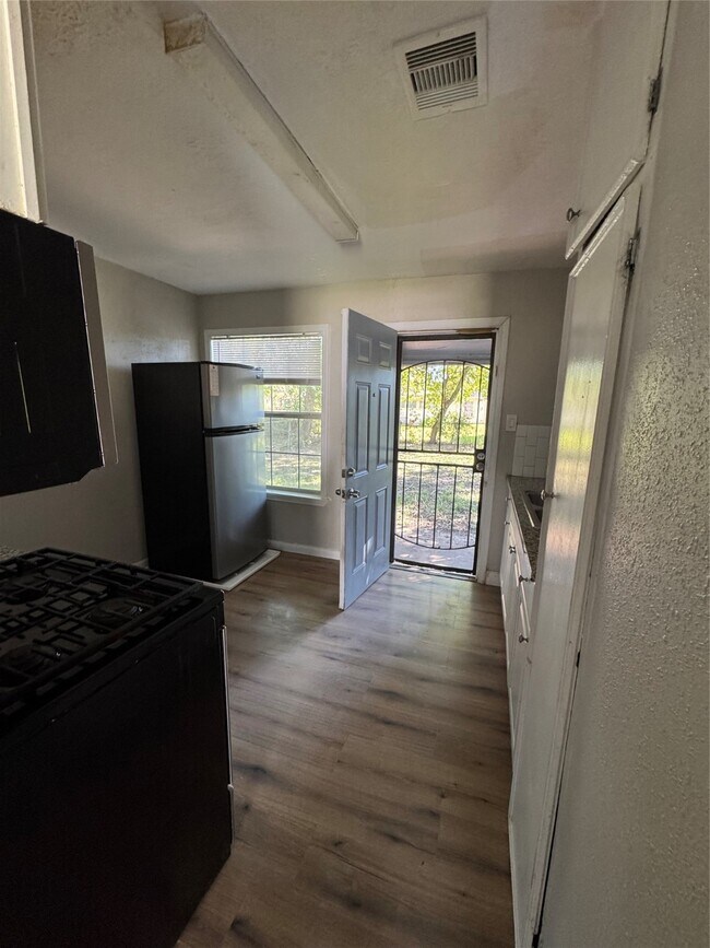 Foto del edificio - 7339 Eisenhower Rd