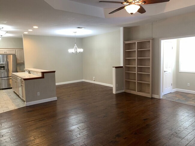Foto del edificio - 3/2/2 Garden Style House Close to Landa Pa...