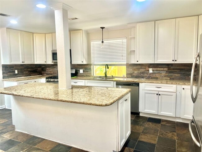 Building Photo - 1902 Karen Ave