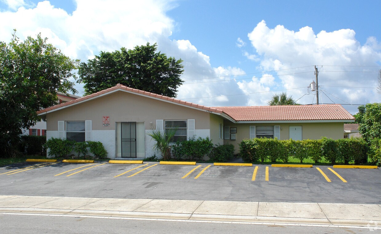 Building Photo - 7800 NW 44th Ct