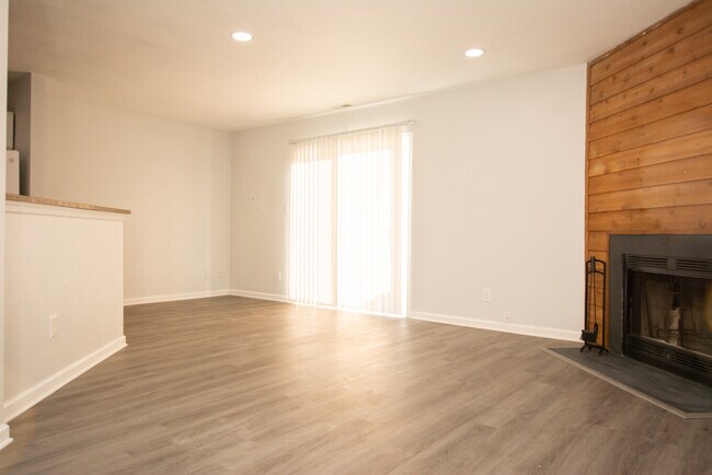 Building Photo - 500 Barberton Dr