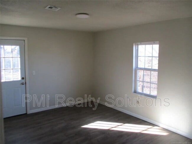 Building Photo - 913 N Creek Ave