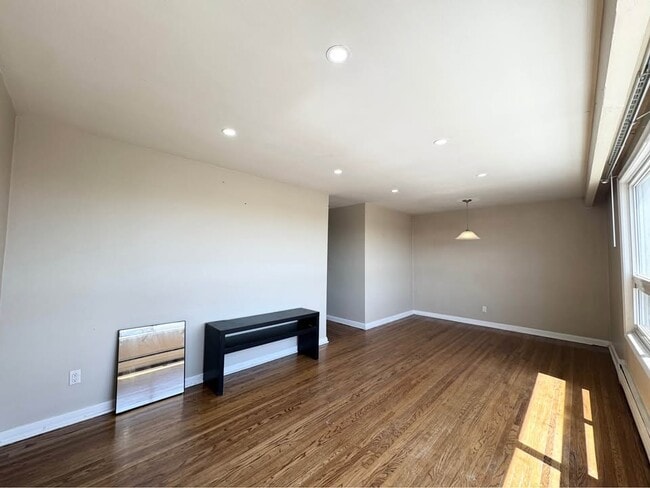 Building Photo - 2 Bed 1 Bath - Apartment