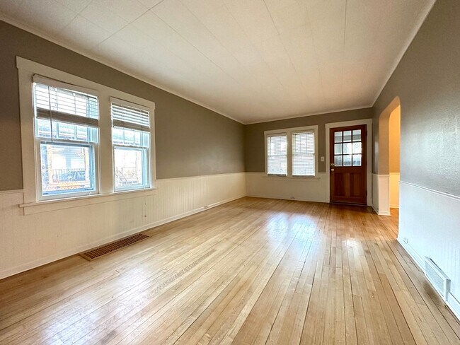 Building Photo - AVAILABLE NOW -  3 Bed 2 Bath w/ Large Fen...