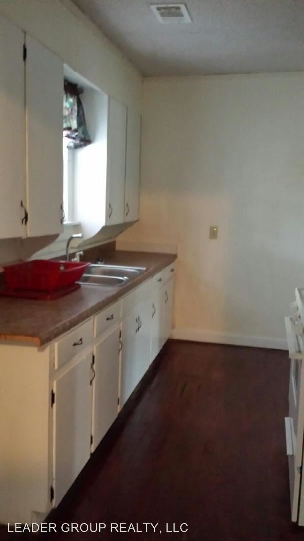 Building Photo - 3 br, 1 bath House - 415 East Crisler