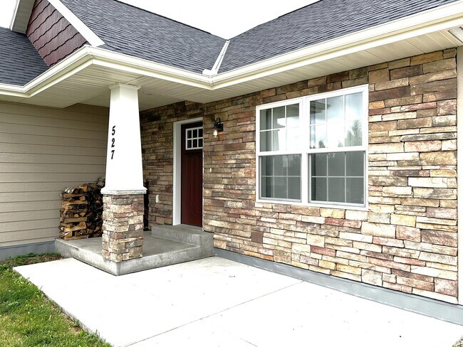Building Photo - 527 Vasa Wy